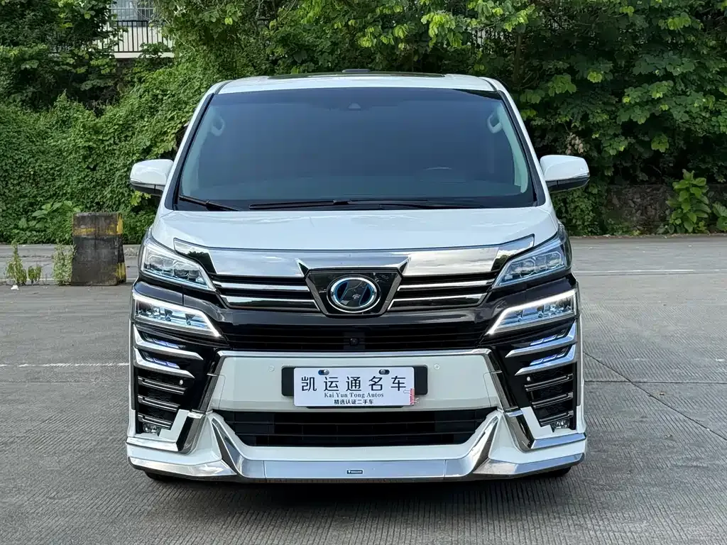 Toyota Vellfire — фото 1