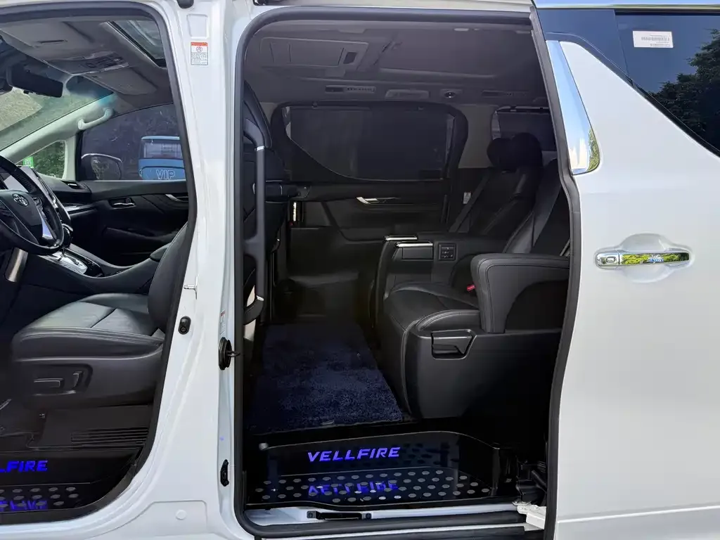 Toyota Vellfire — фото 2