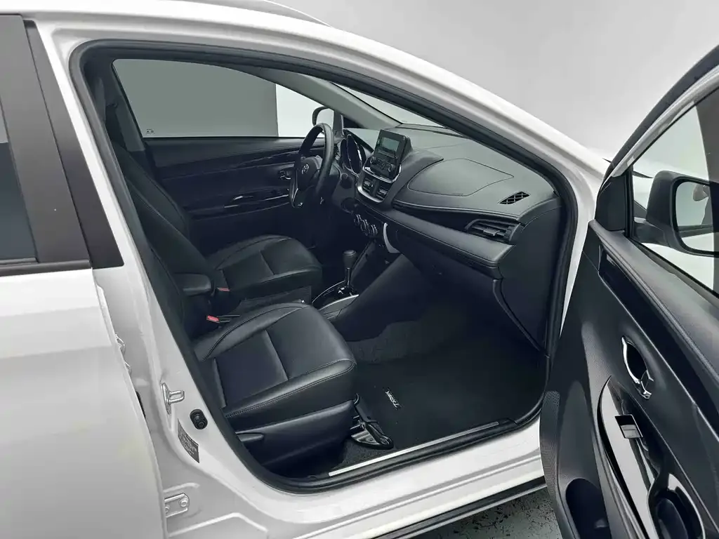 Toyota Yaris L — фото 7
