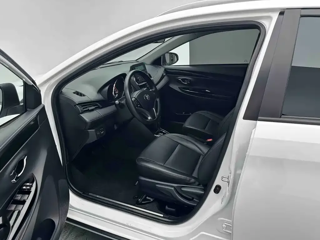 Toyota Yaris L — фото 9