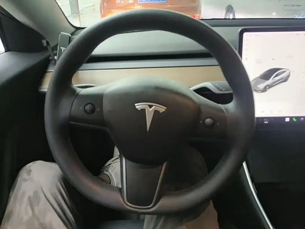 Tesla Model 3 — фото 3