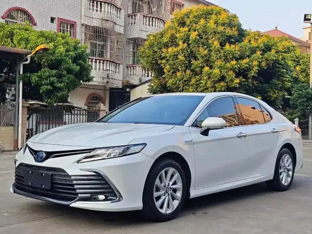 Toyota Camry — фото 1
