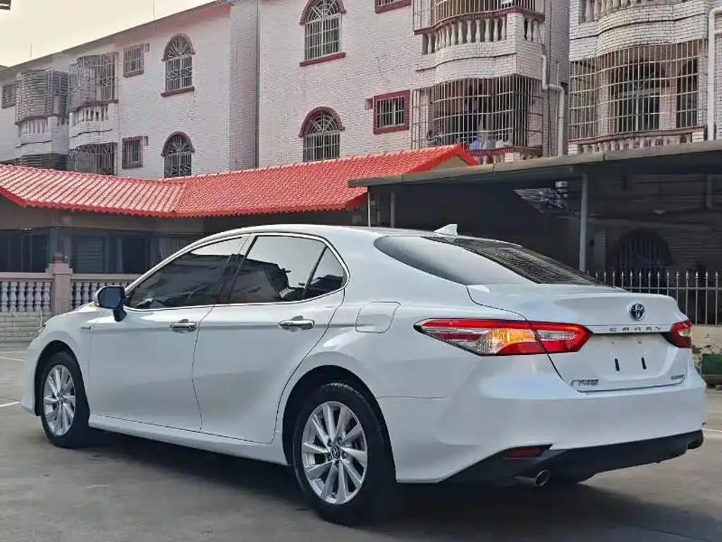 Toyota Camry — фото 5