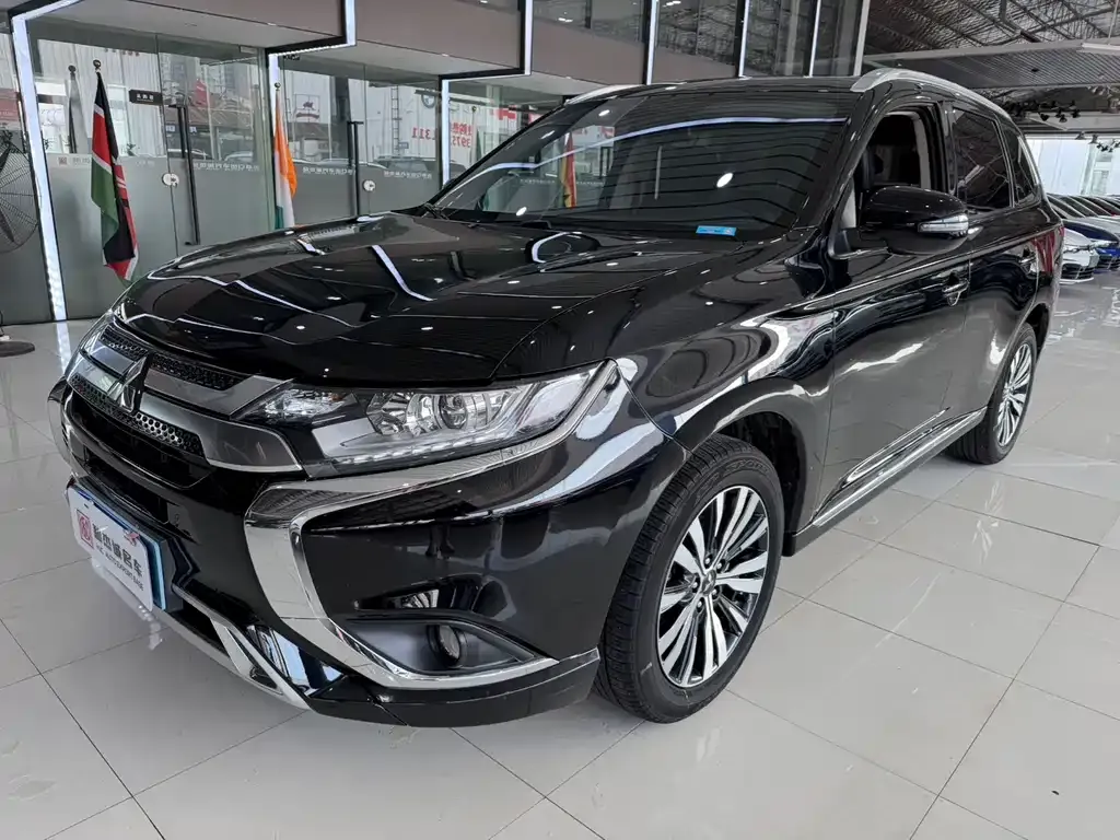 Mitsubishi Outlander — фото 1