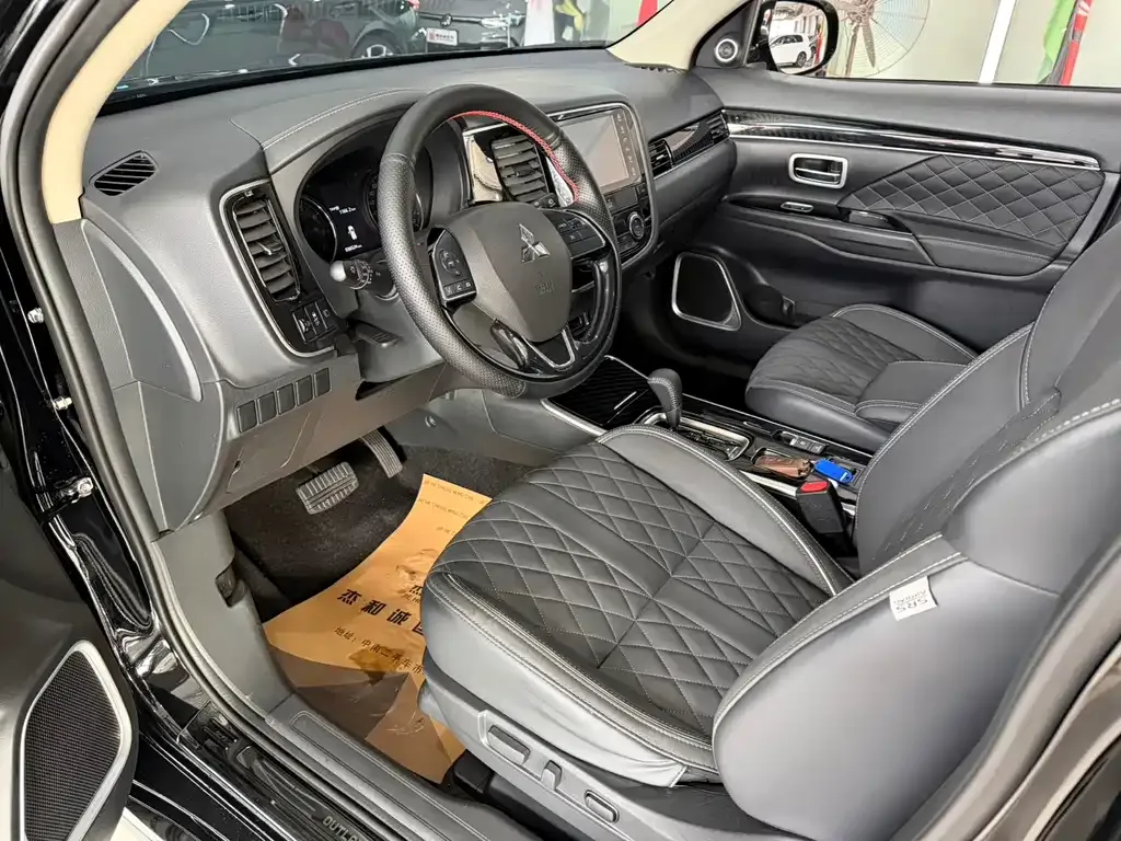 Mitsubishi Outlander — фото 4