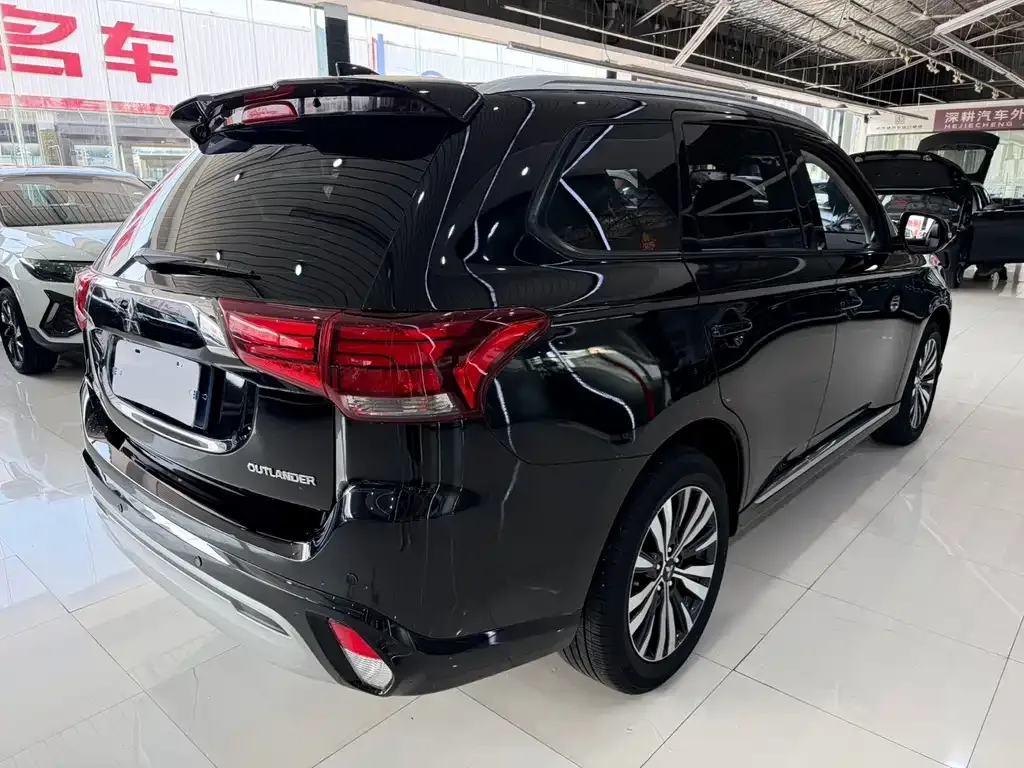 Mitsubishi Outlander — фото 3