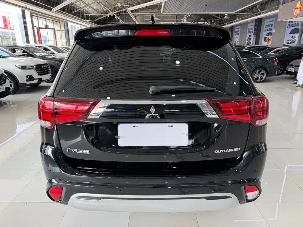 Mitsubishi Outlander — фото 5