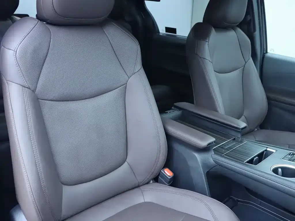 Toyota Sienna — фото 8