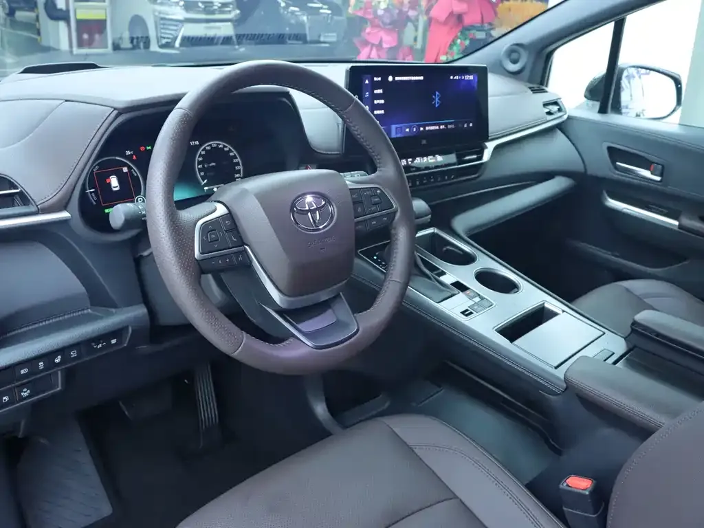 Toyota Sienna — фото 10