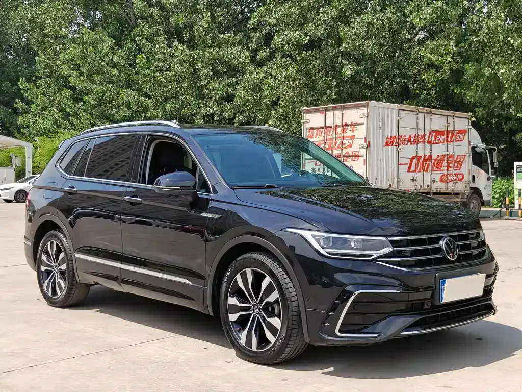 Volkswagen Tiguan L — фото 10