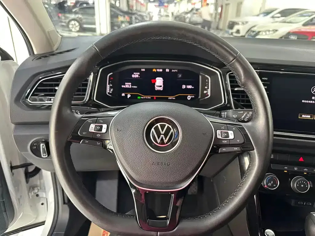 Volkswagen T-Roc — фото 3