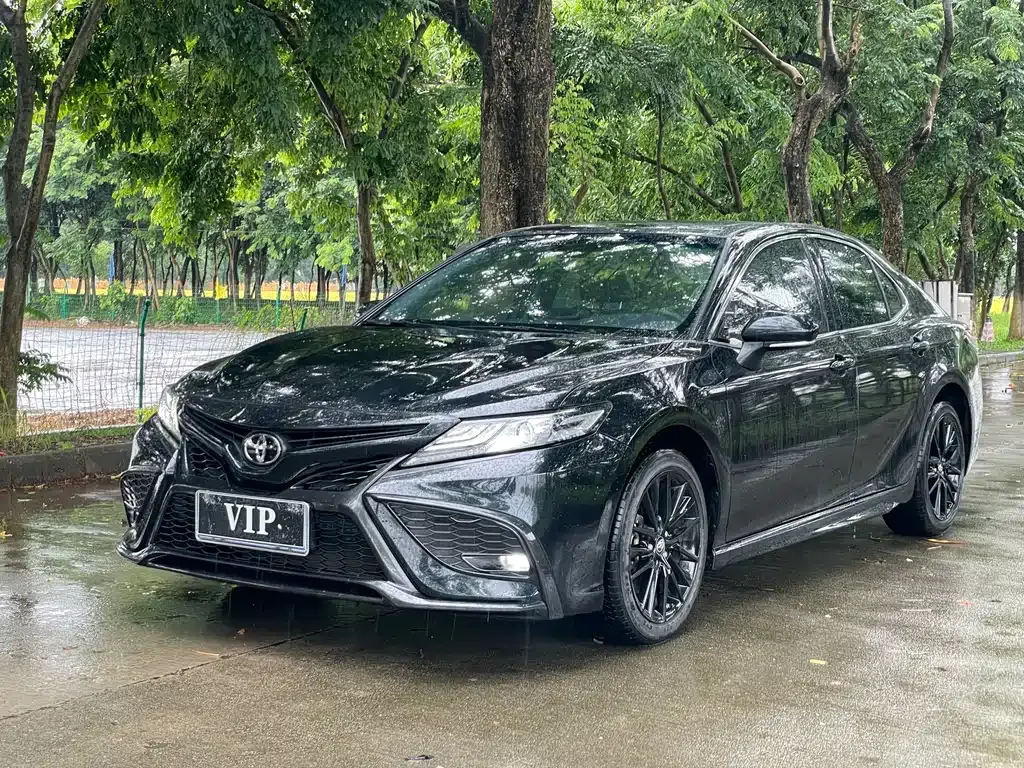 Toyota Camry — фото 1