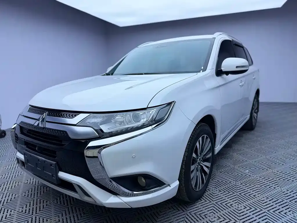 Mitsubishi Outlander — фото 1