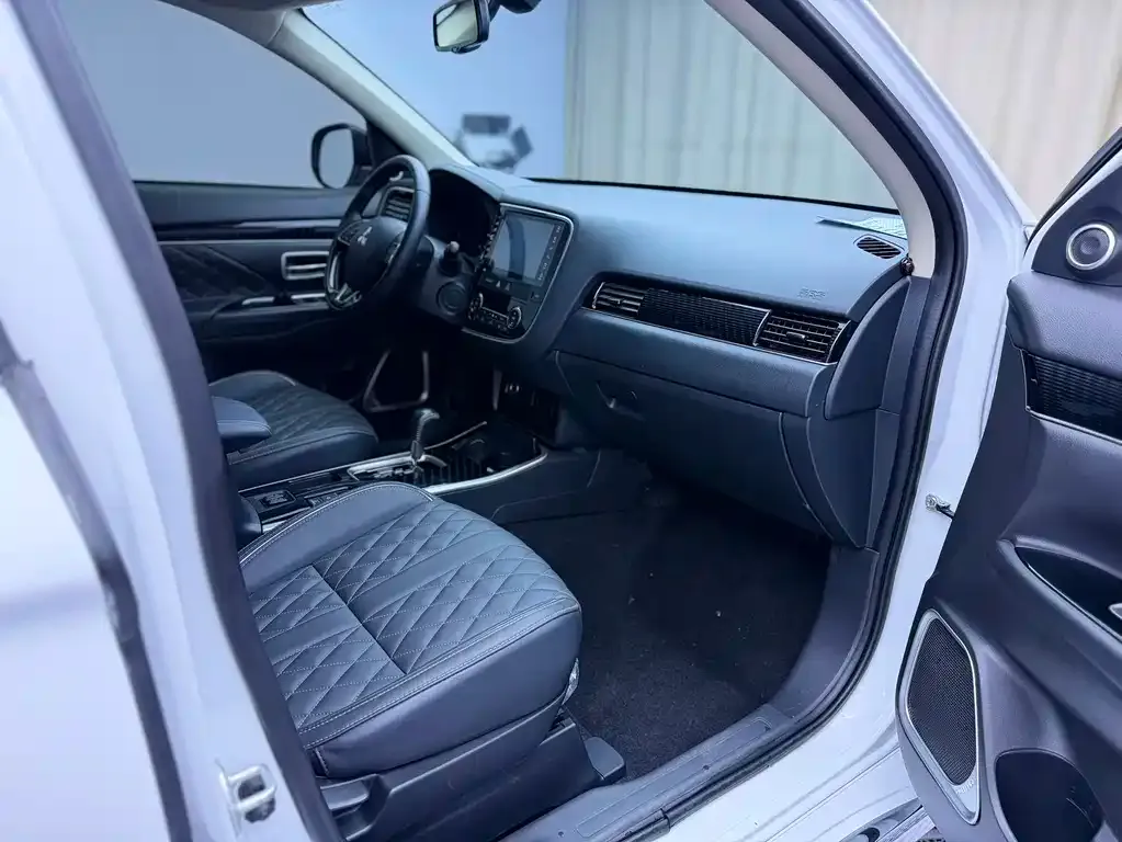 Mitsubishi Outlander — фото 6