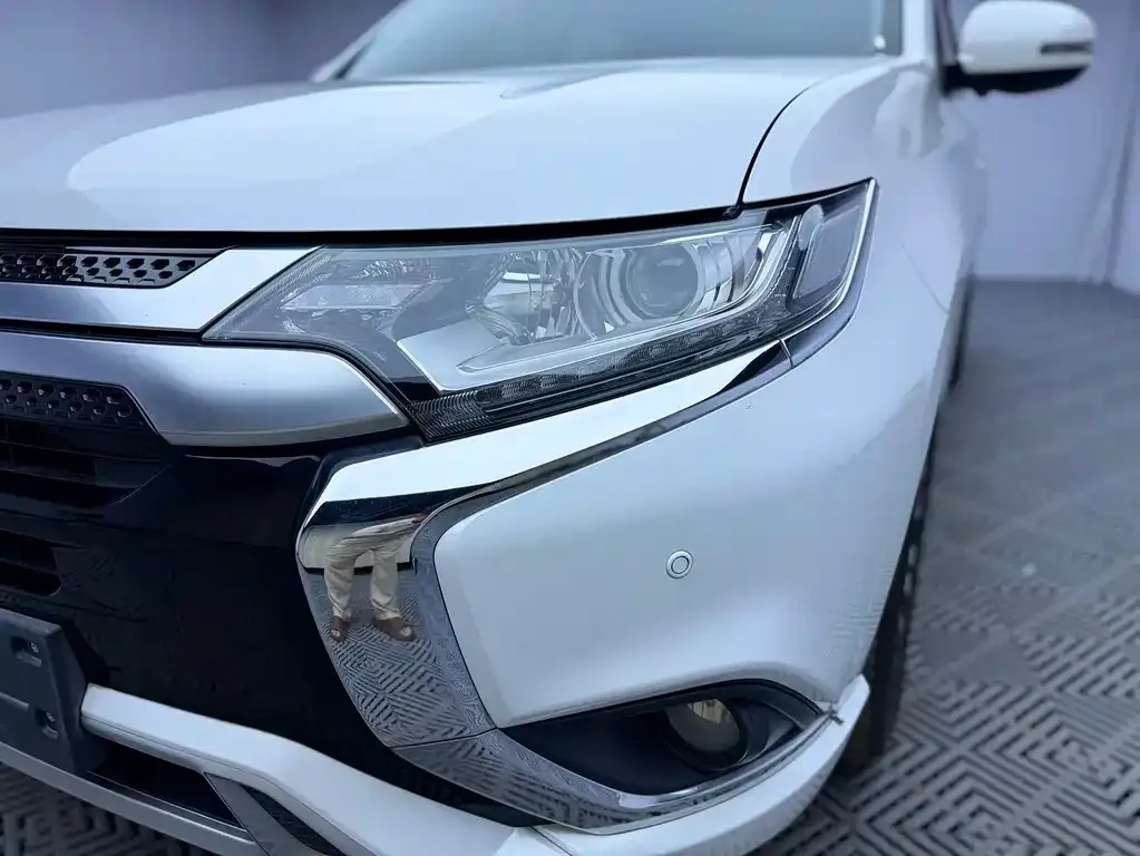 Mitsubishi Outlander — фото 4