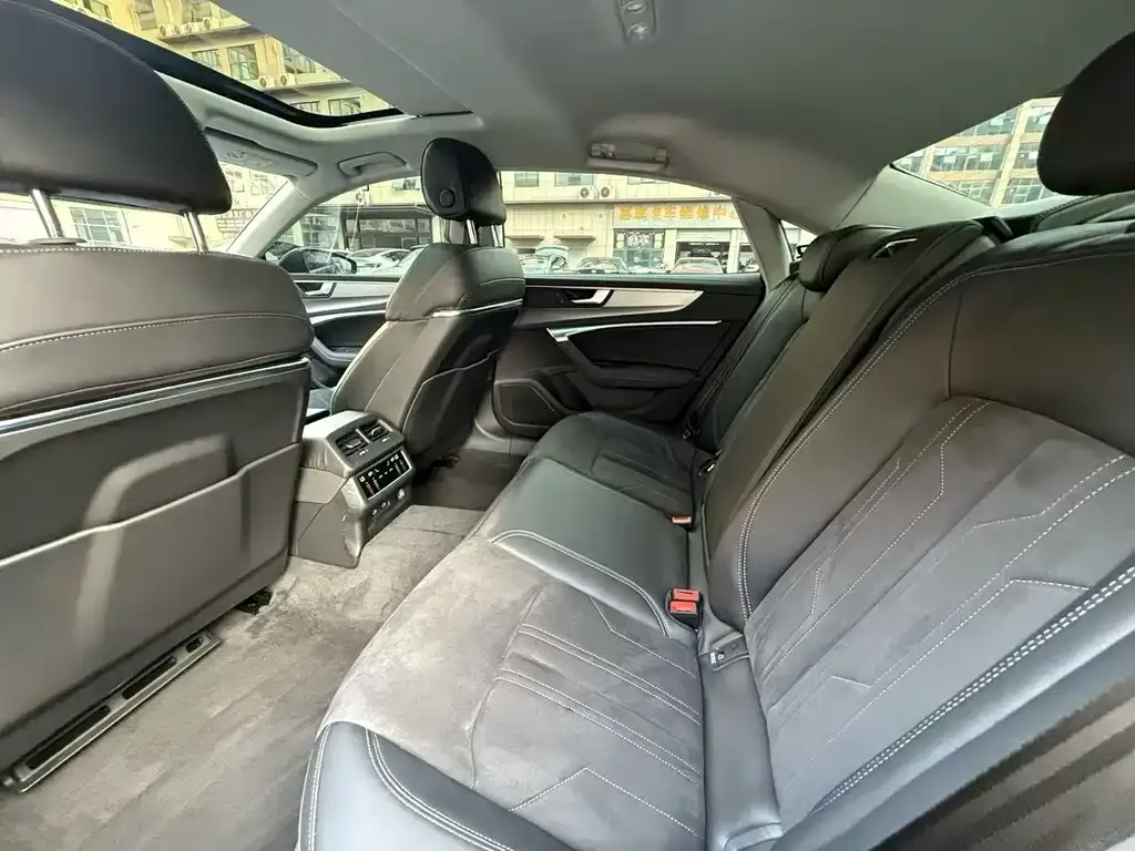 Audi A7L 2024 из CN, фото 6