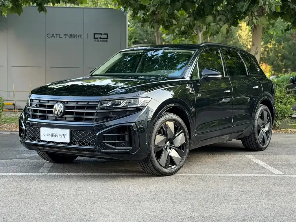 Volkswagen Touareg — фото 1