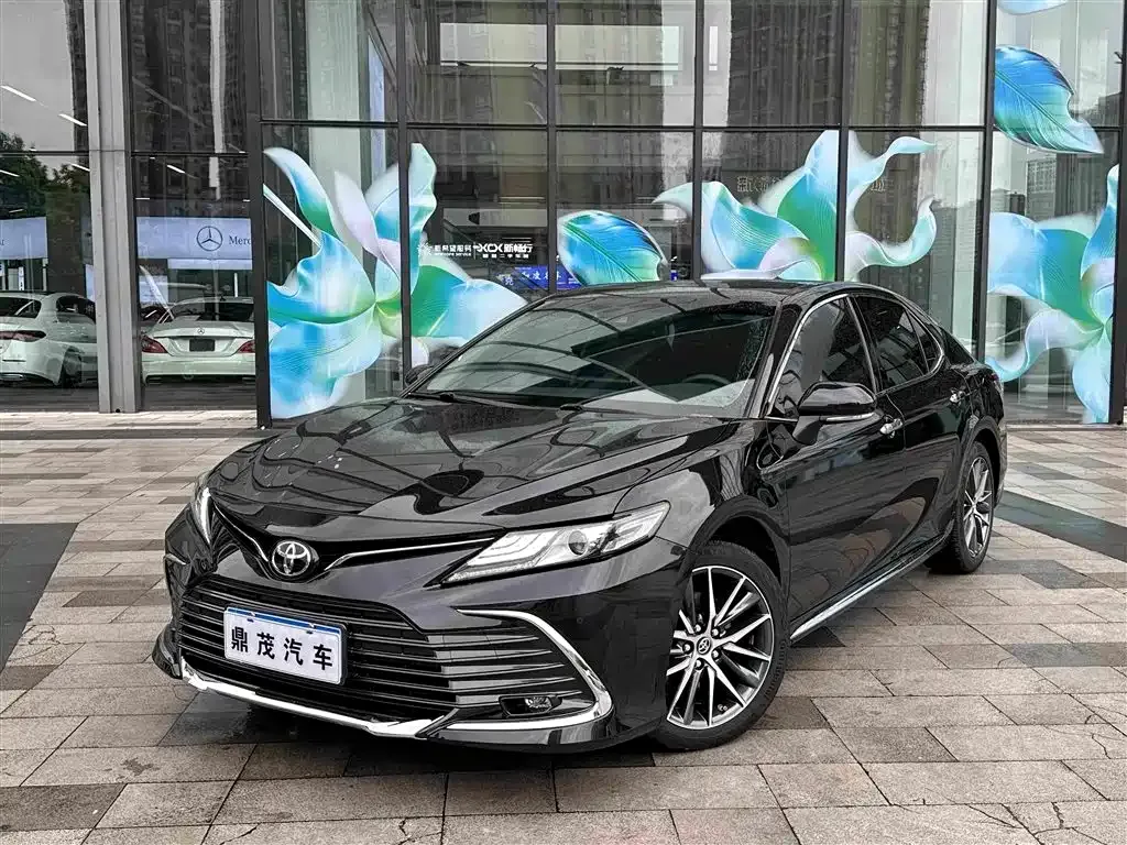 Toyota Camry — фото 1