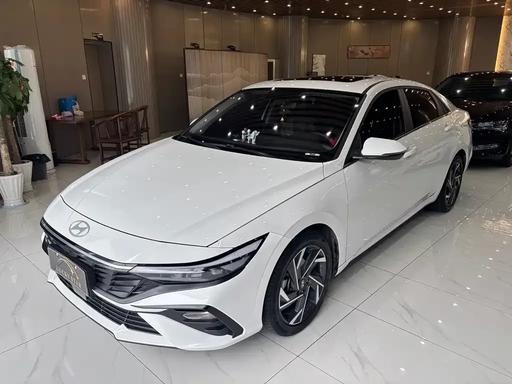 Hyundai Elantra — фото 1