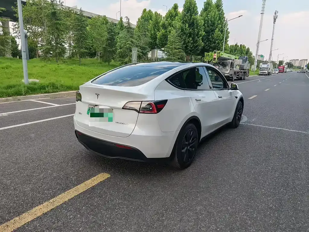 Tesla Model Y — фото 5
