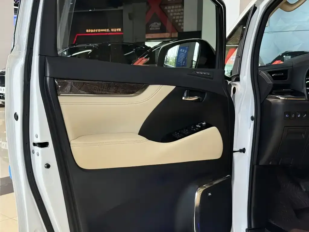Toyota Vellfire — фото 8