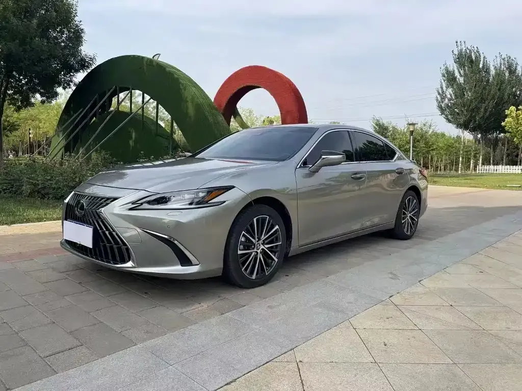 Lexus ES — фото 1