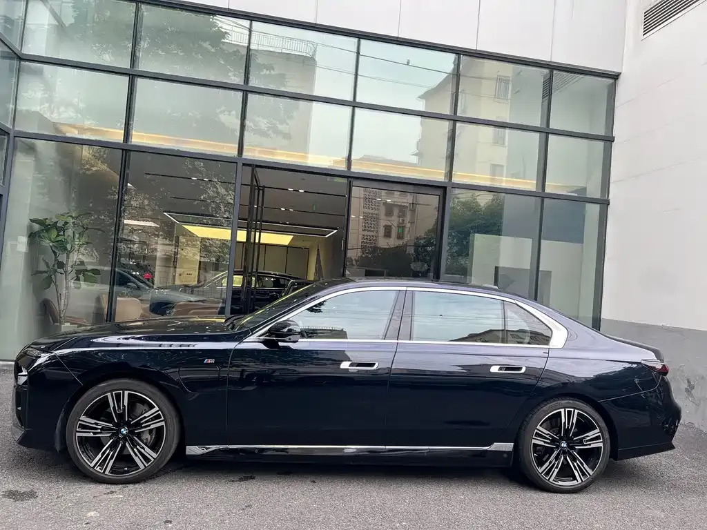 BMW i7 — фото 5