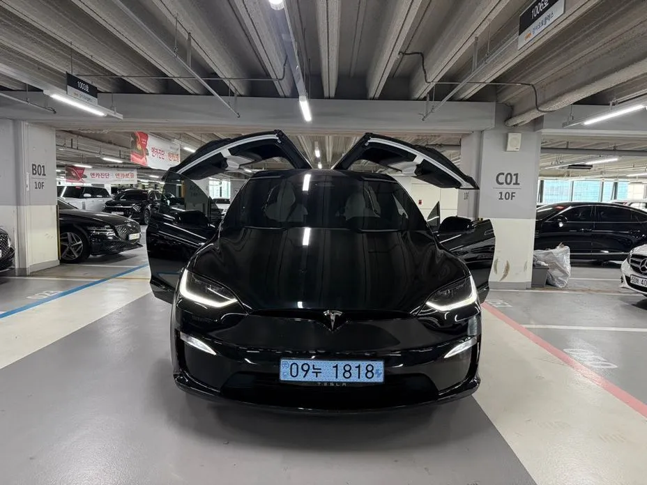 Tesla Model X — фото 1