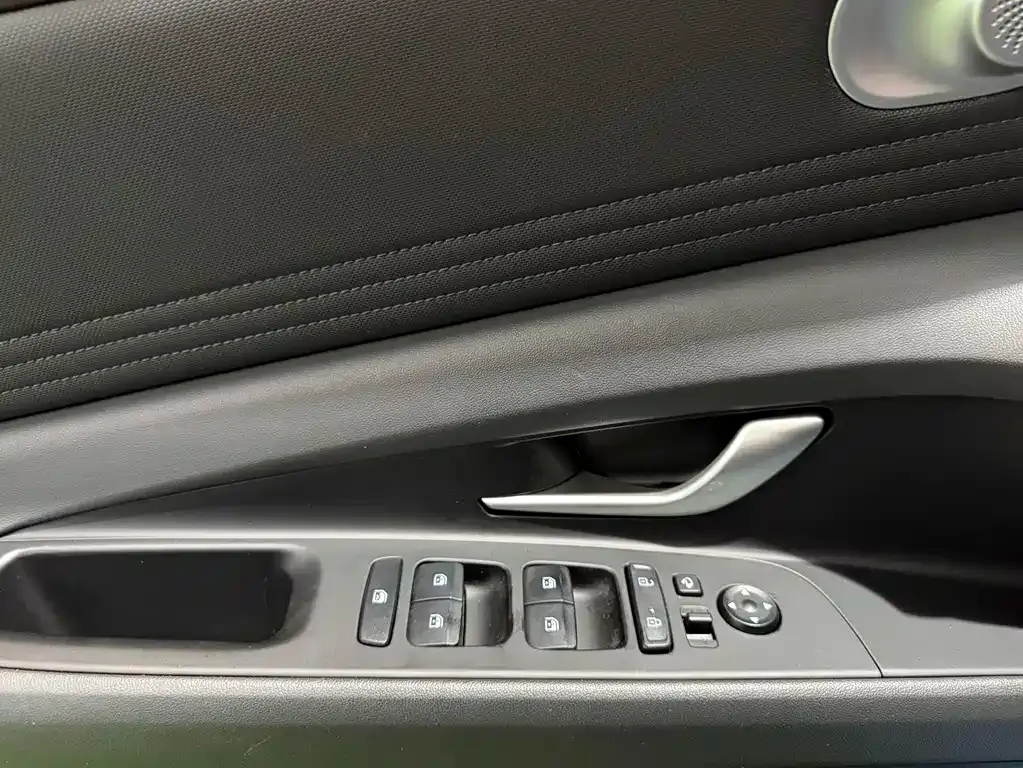 Hyundai Elantra — фото 10