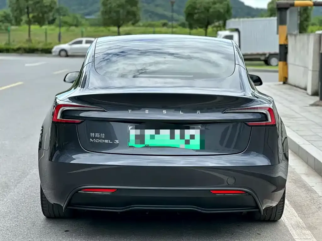 Tesla Model 3 — фото 4
