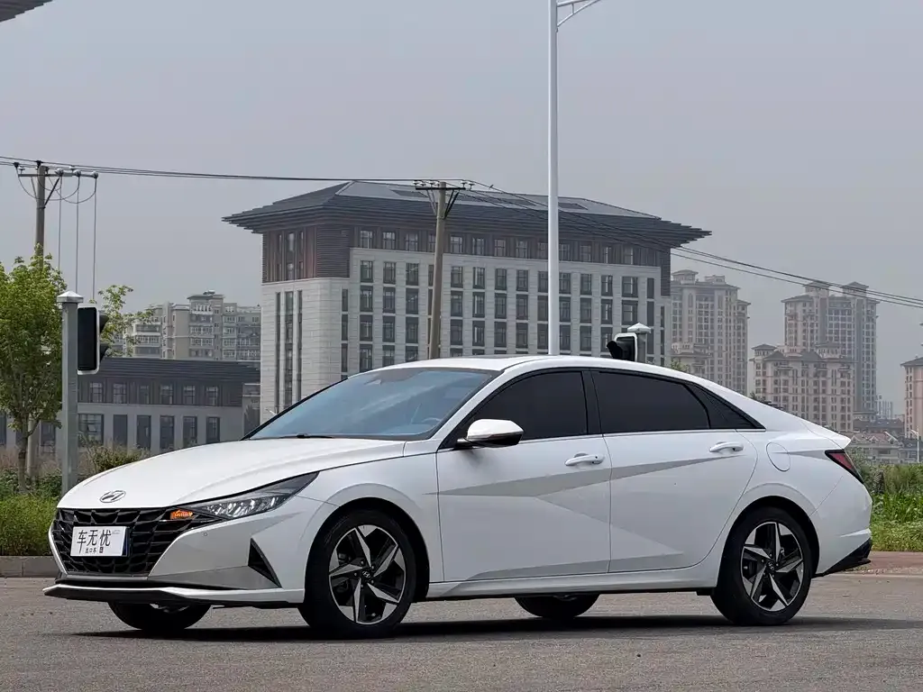Hyundai Elantra — фото 1