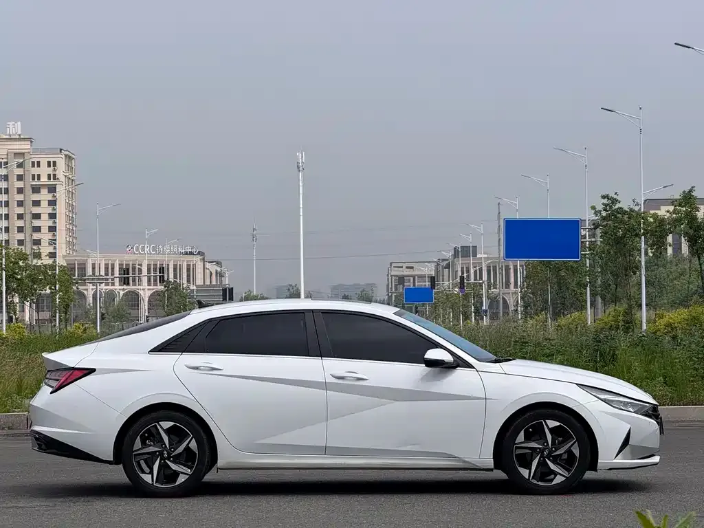 Hyundai Elantra — фото 4