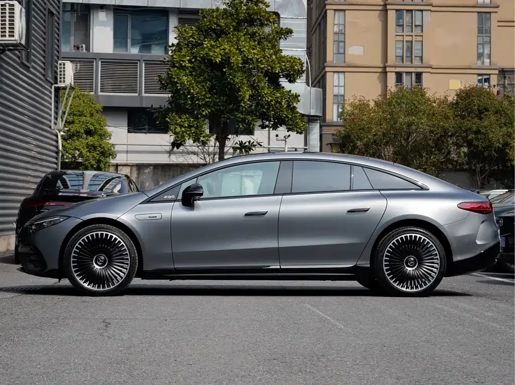 Mercedes-Benz EQS AMG — фото 10