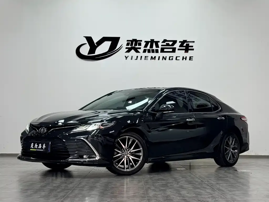 Toyota Camry — фото 1