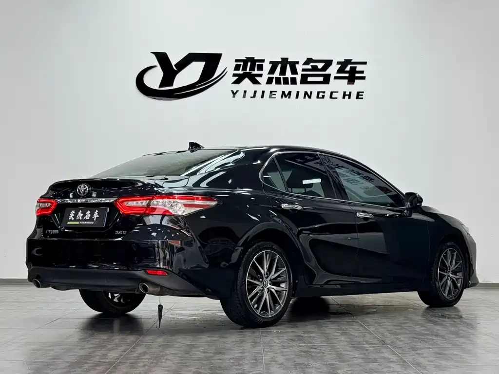 Toyota Camry — фото 6