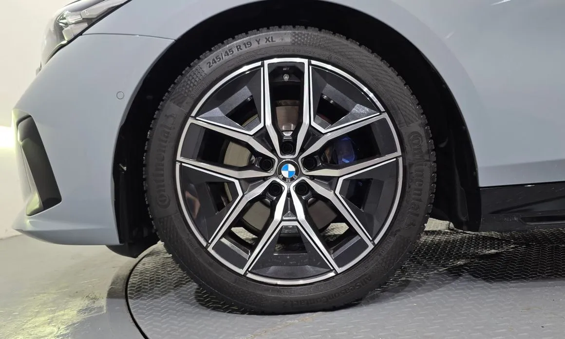 BMW 5-Series — фото 10