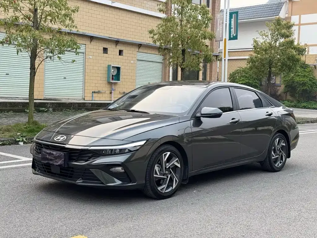 Hyundai Elantra — фото 1