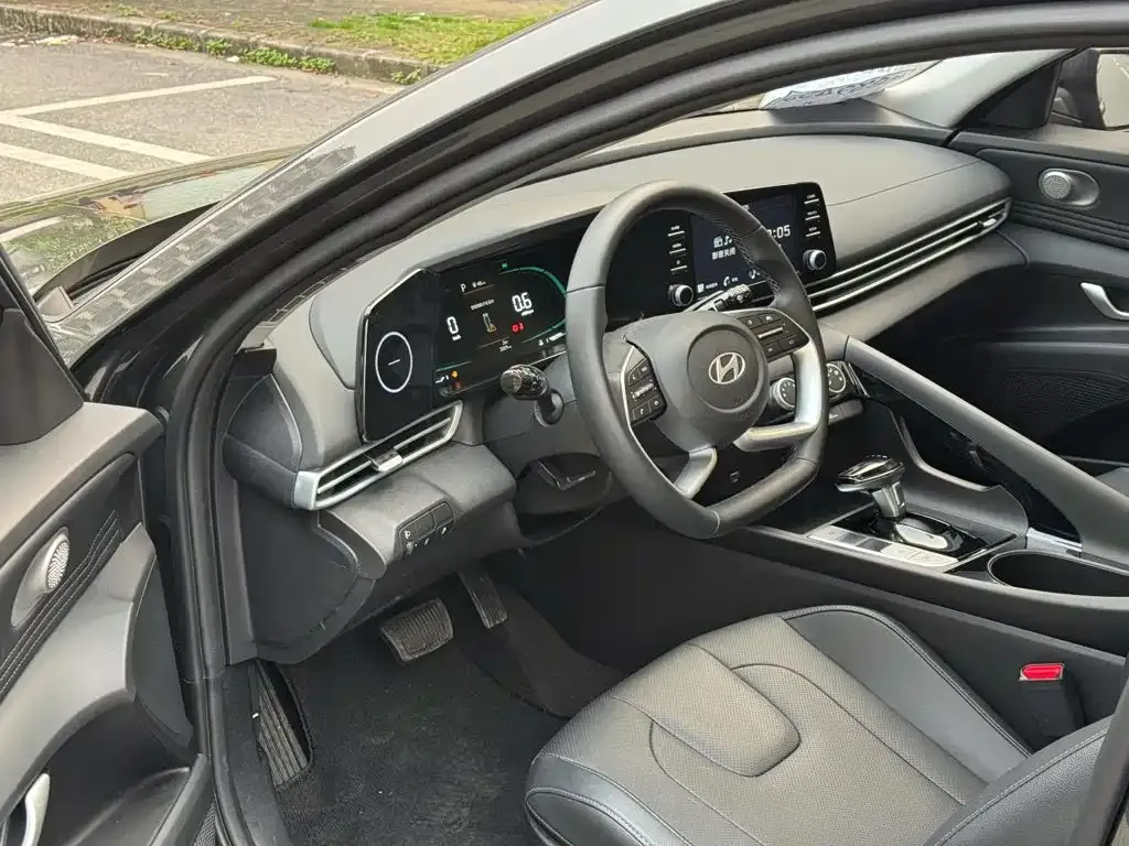 Hyundai Elantra — фото 3