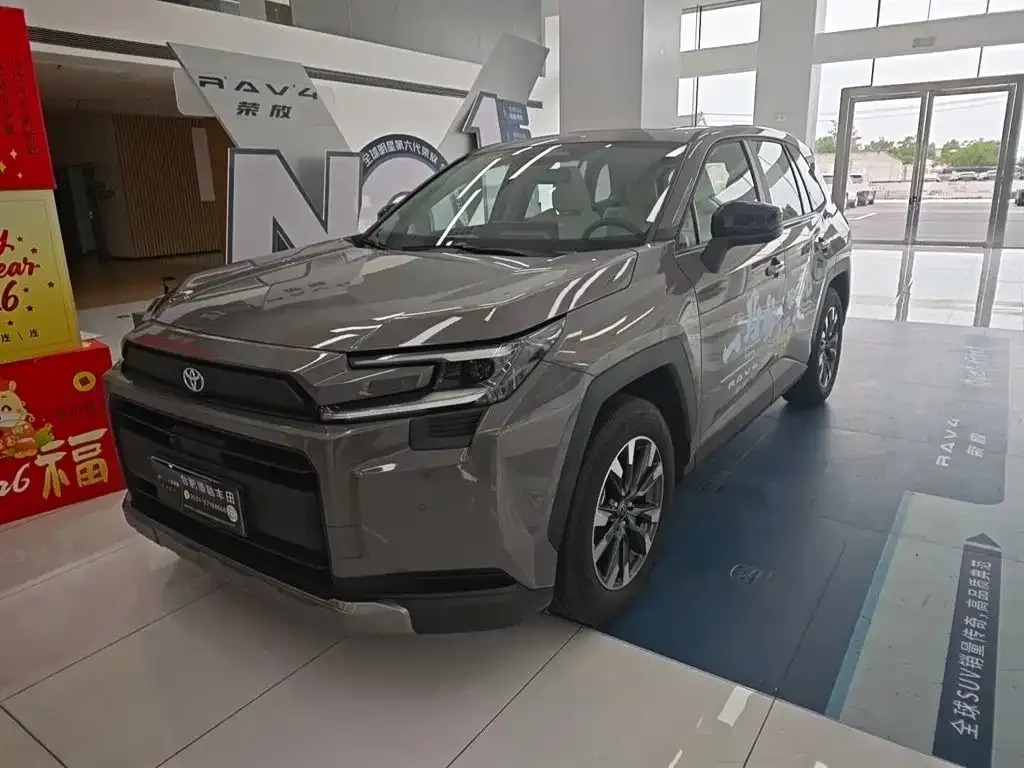 Toyota RAV4 — фото 1
