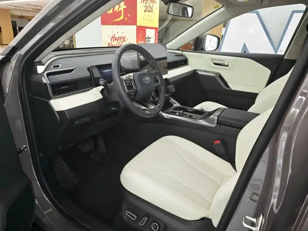 Toyota RAV4 — фото 8