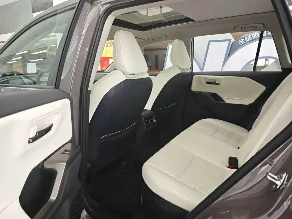 Toyota RAV4 — фото 10