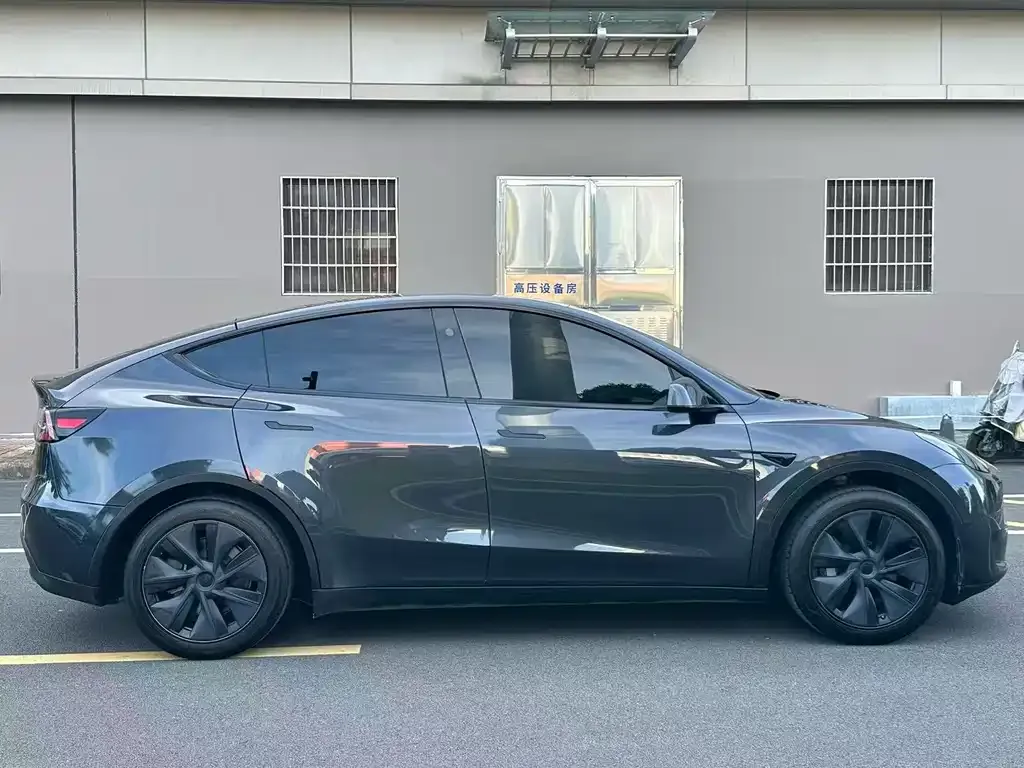 Tesla Model Y — фото 8