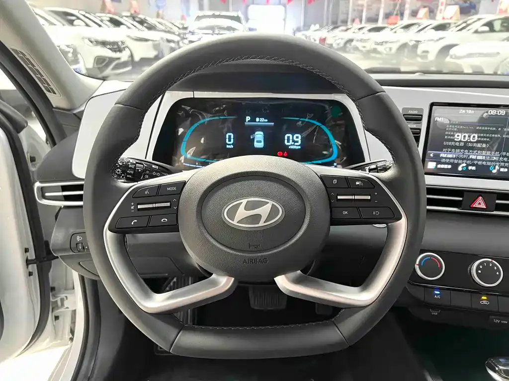 Hyundai Elantra — фото 10