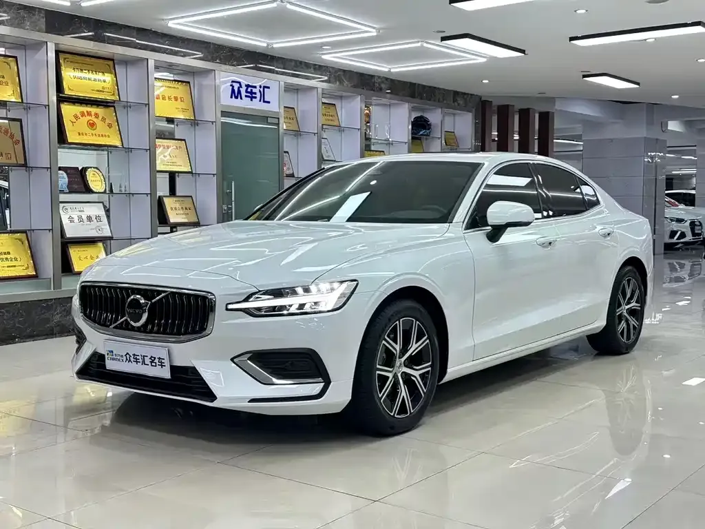 Volvo S60 — фото 1