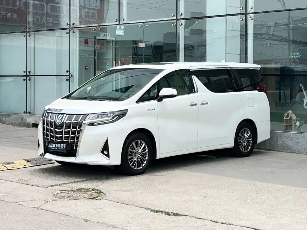 Toyota Alphard — фото 1