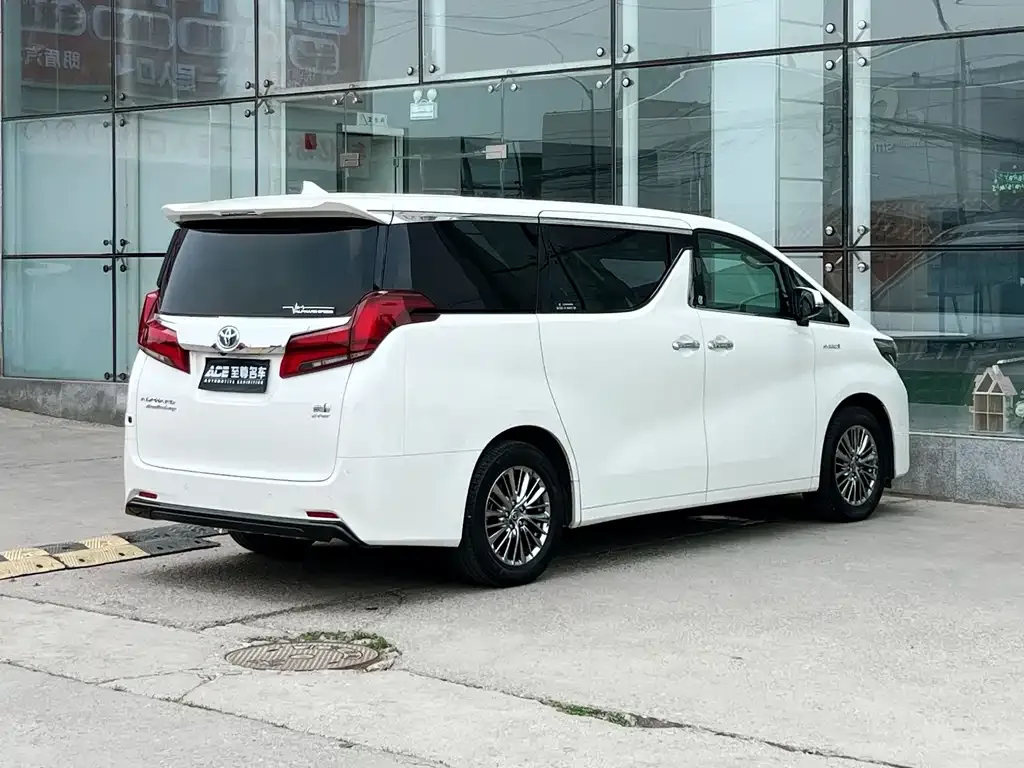 Toyota Alphard — фото 2