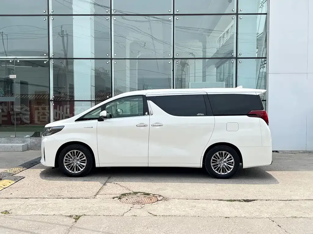Toyota Alphard — фото 8