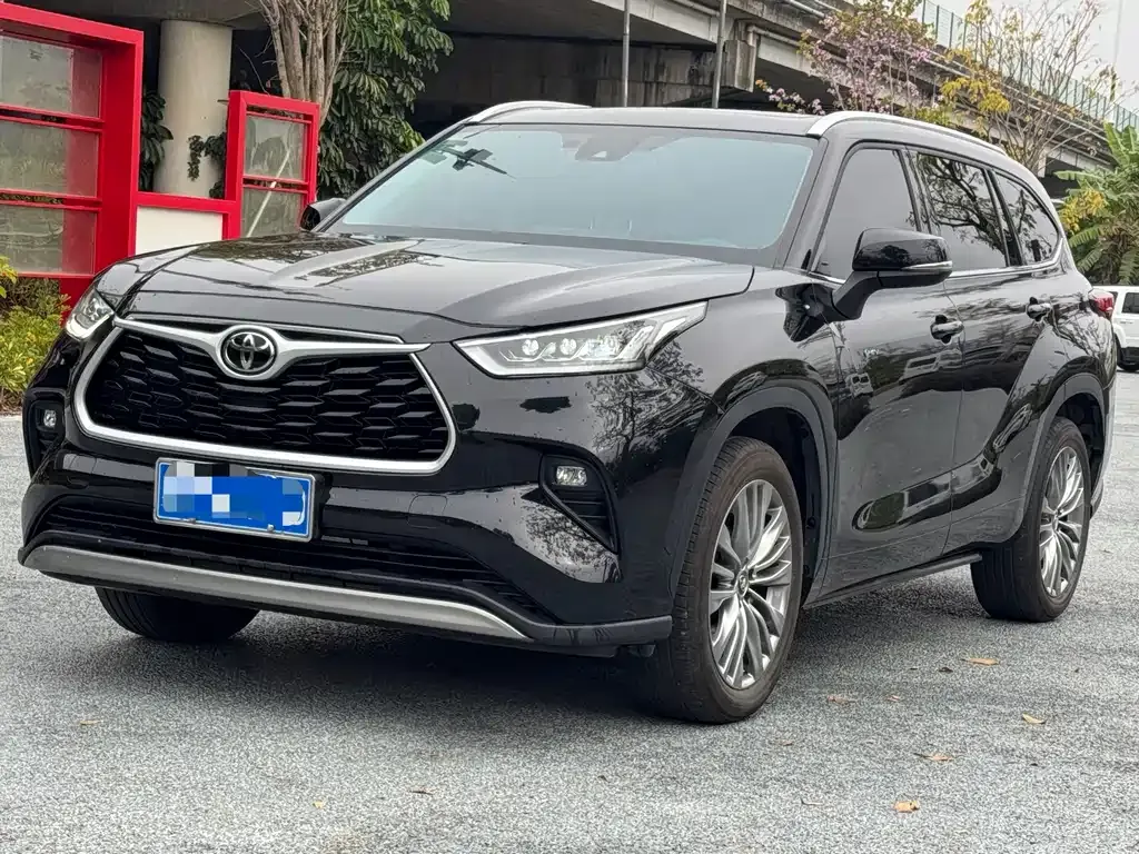 Toyota Highlander — фото 1