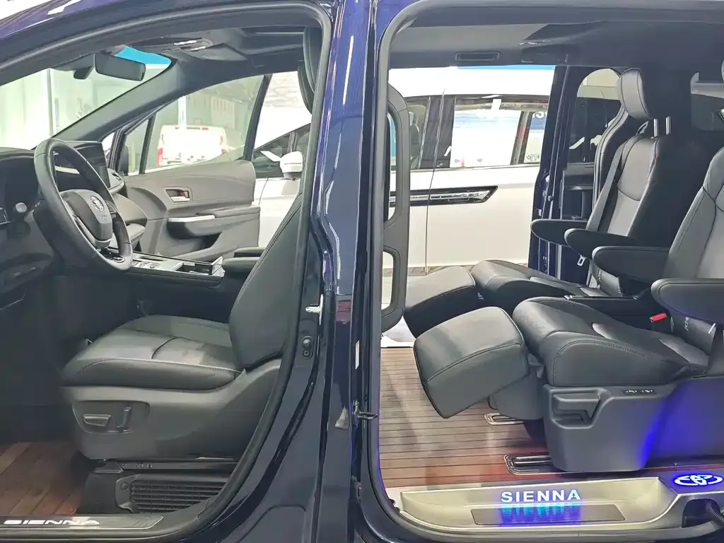 Toyota Sienna — фото 9