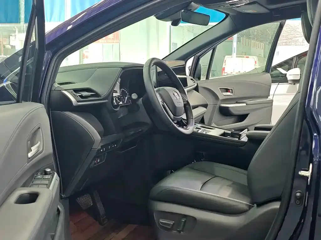 Toyota Sienna — фото 8